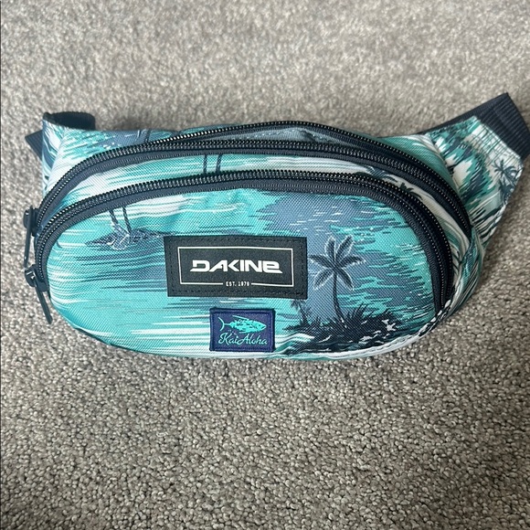 Dakine Hawaiian print Belt Bag with Adjustable Strap - Picture 2 of 7